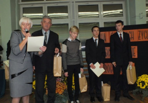 Od lewej dyrektor Jolanta Swiryd, Kazimierz Tischner i zwycięzcy Konkursu